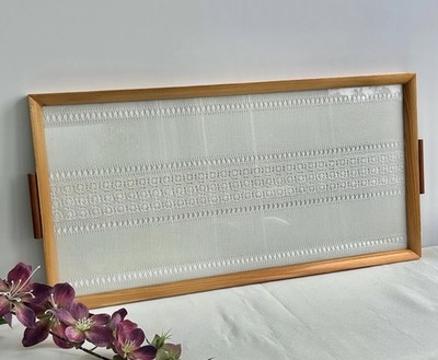 Vintage Handarbeit Holz & Stickerei Serviertablett Cottagecore Heritage Herzstück