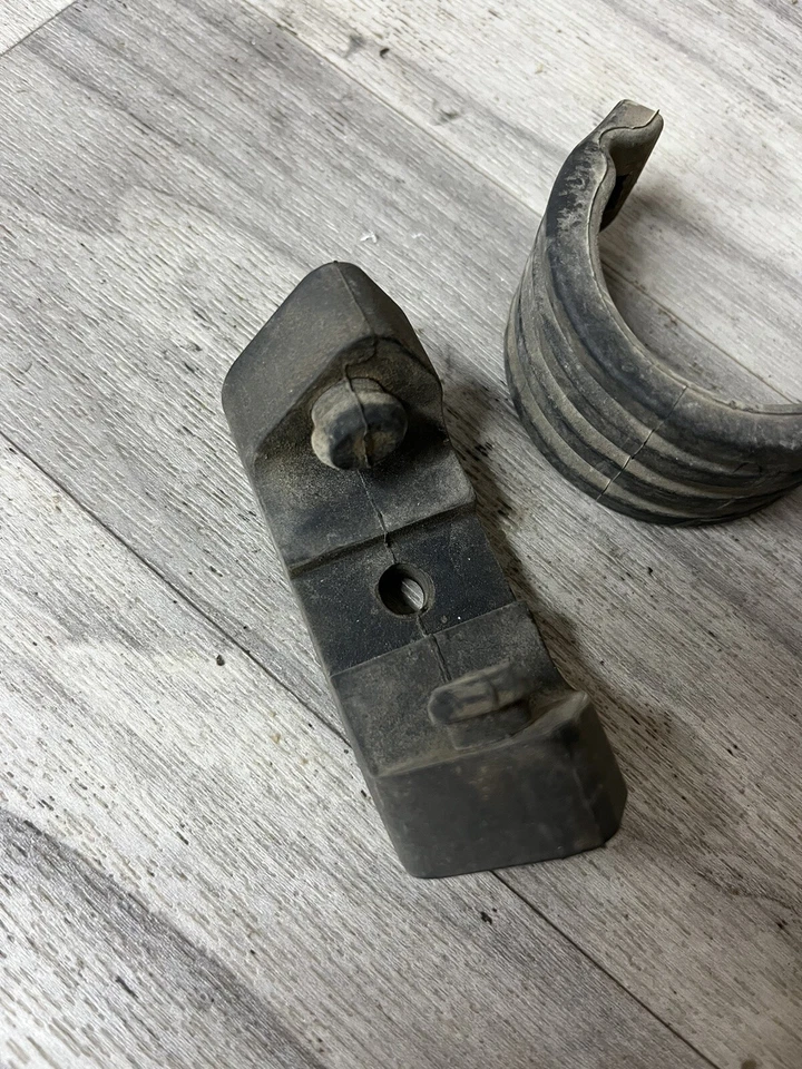 2001 年雅马哈 YZ426F 橡胶油箱框架护垫支架垫 — 第 2/4 张图片