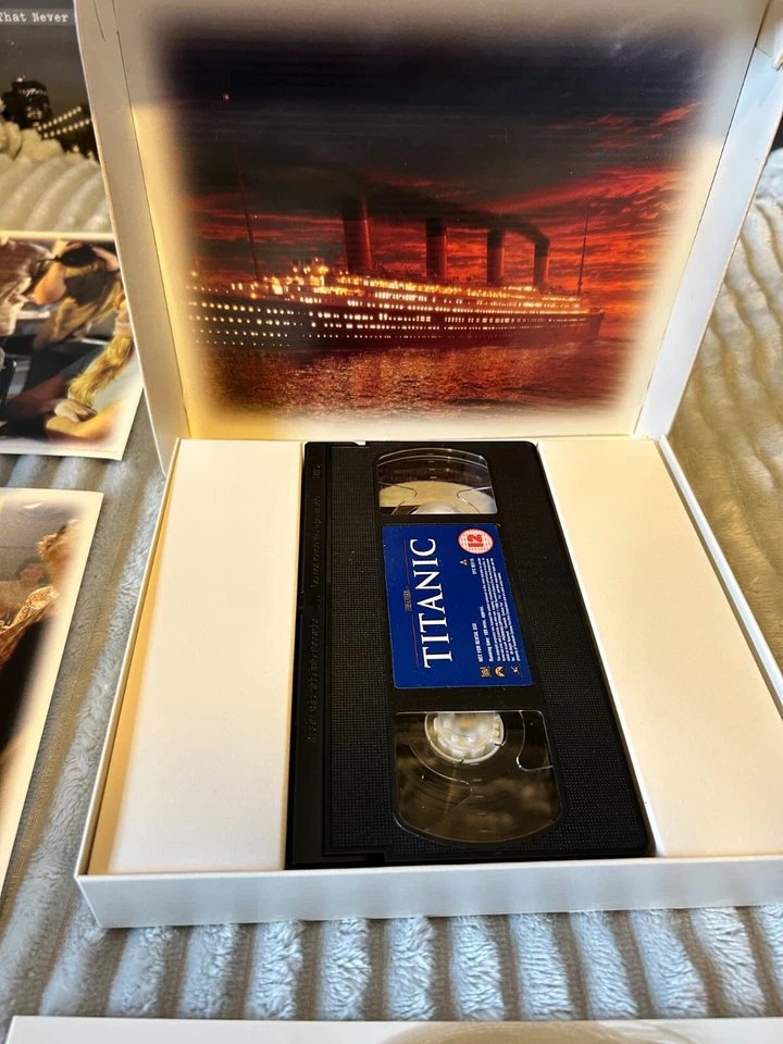 Titanic VHS box set collector cards and film cell Foto 3 de 4