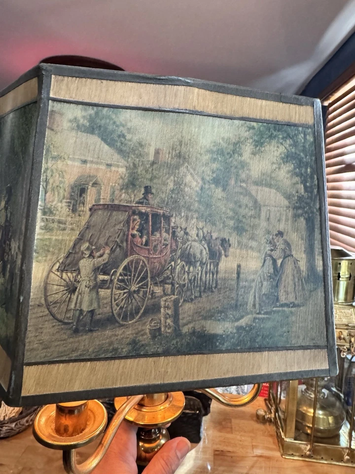 Candelabro vintage de latão com intrincado abajur estilo vitoriano - Imagem 3 de 4