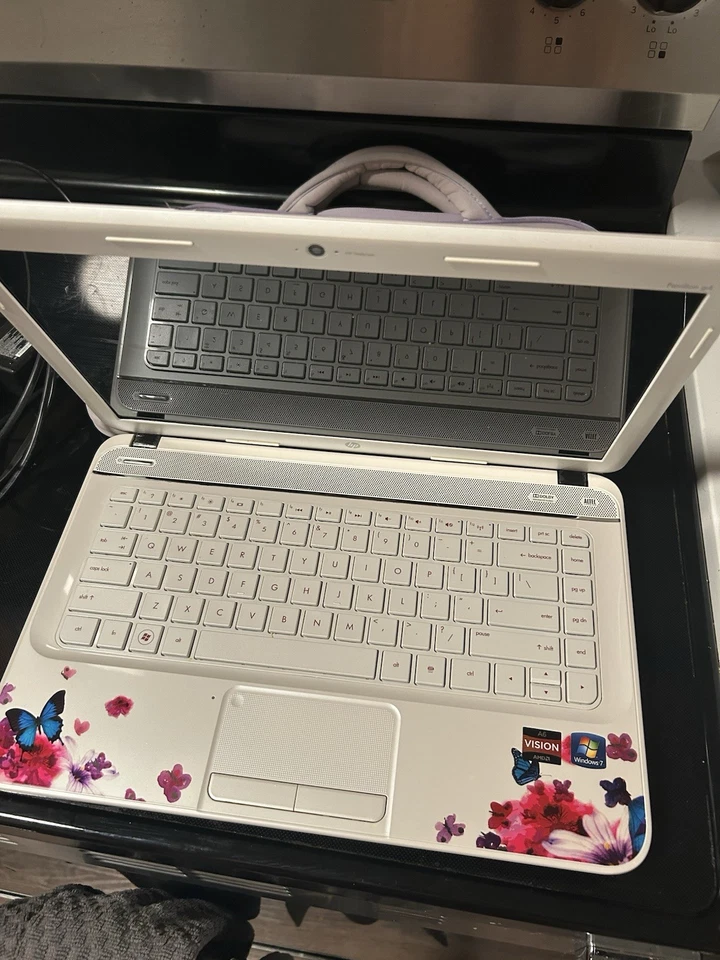 HP Pavilion g4 laptop with a "Butterfly Blossom" special edition skin - Image 4 of 4