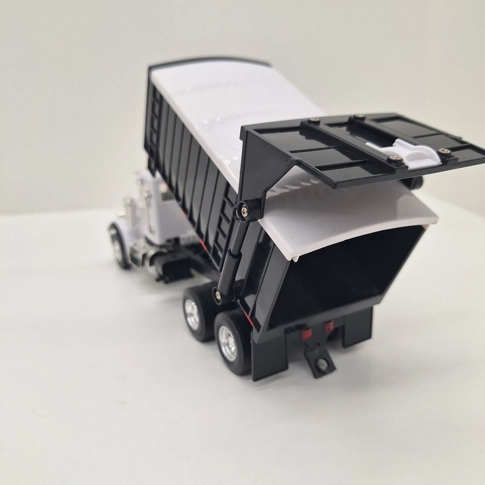 1/32nd Peterbilt Model 367 Straight Truck & Auger 46501 - Image 3 of 4