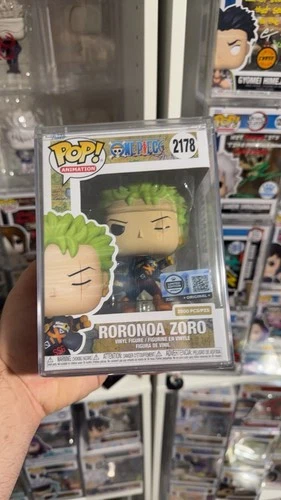 Funko Pop Roronoa Zoro Hot Topic Exclusive LE 3500 #2178 One Piece & Protector