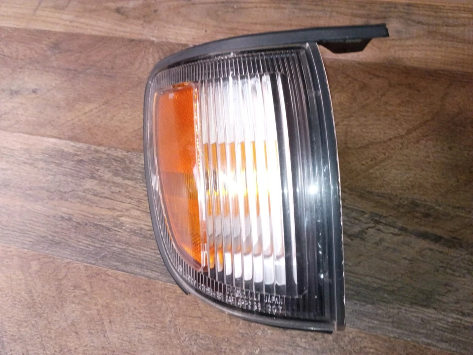Infiniti QX4 1997-01 / QX-4 DERECHO / luz de esquina de pasajero / marcador lateral  Foto 3 de 4