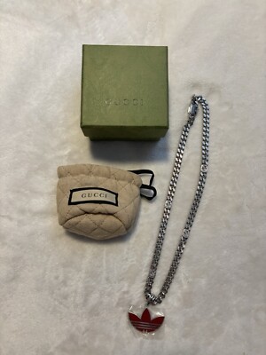 Marke unbenutzt Gucci x Adidas Gourmette Trefoil Halskette mit Anhänger ROT silberfarben