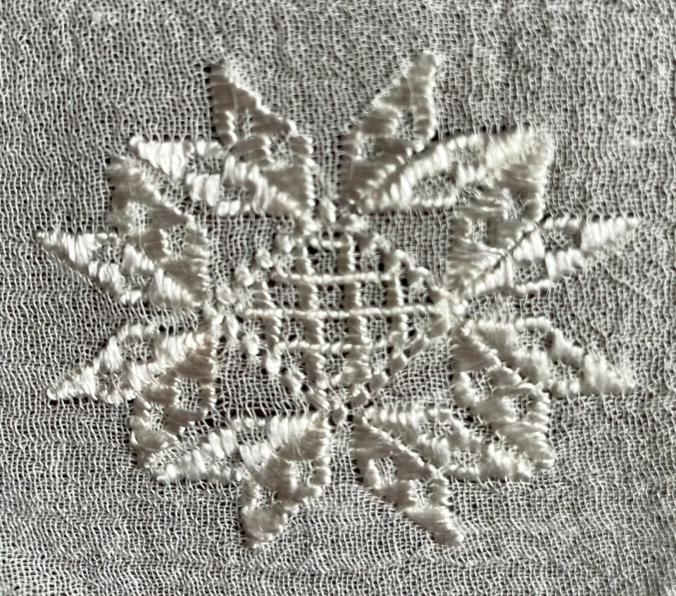 Fine cotton tablecloth and 4-napkin set   - Image 4 of 4