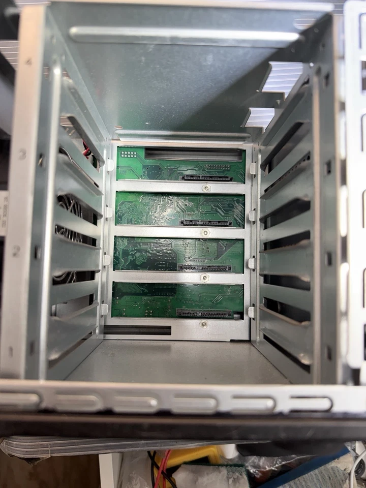 IOMEGA StoreCenter ix4-200D *NO HDD/ADAPTER*, DRIVES NOT INCLUDED - Image 3 of 4