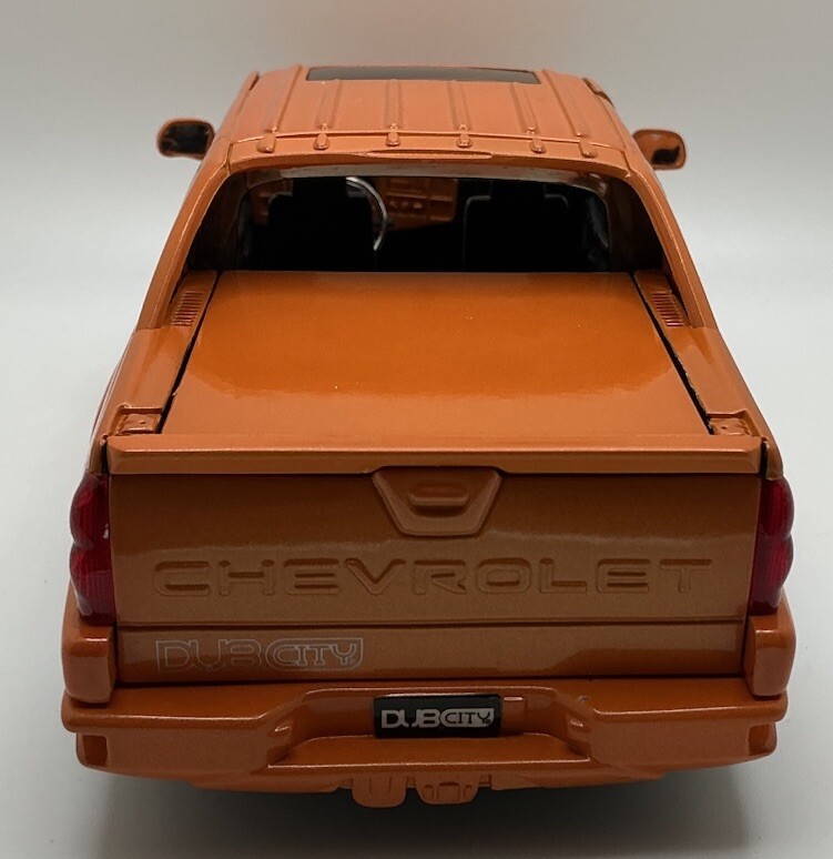 2001 Chevy Avalanche BLACK Jada Dub City 1/24 Scale Die-cast RARE FIND