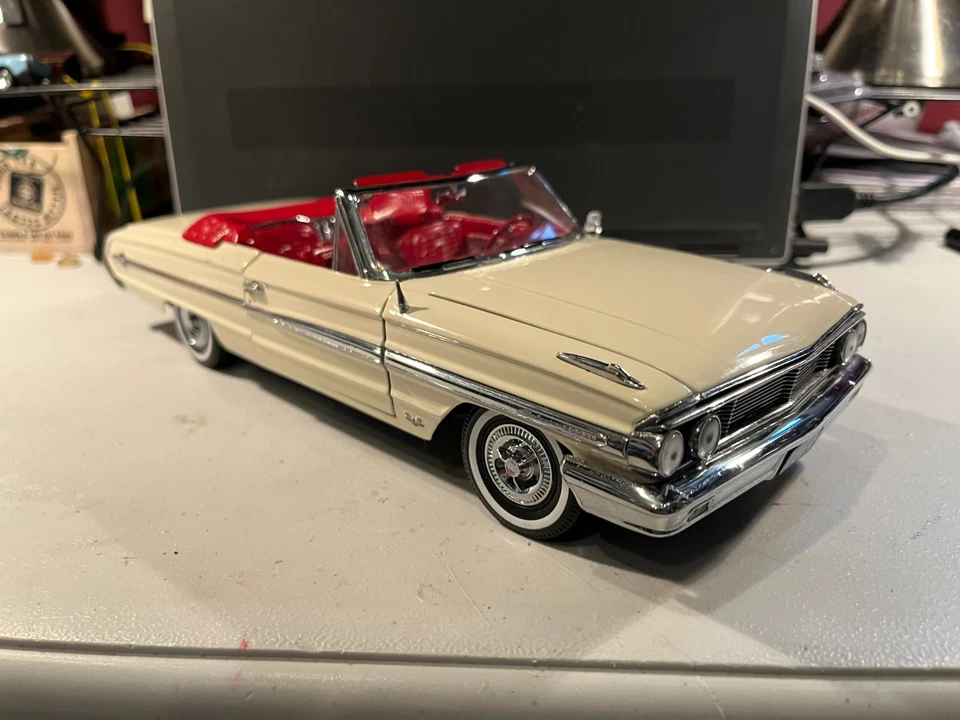 Ford Galaxy 500 Convertible Sun Star 1964 Die Cast Escala 1/18 No.1422-Blanco Foto 2 de 4