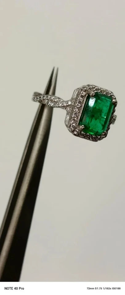 Anillo de compromiso de platino 950 con diamantes esmeralda natural de 2,75 quilates Foto 4 de 4