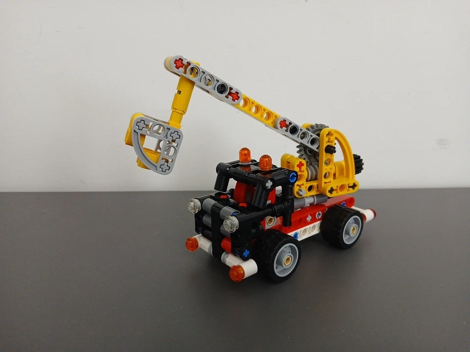 LEGO Technic 42031 Cherry Picker, photo 1 of 4