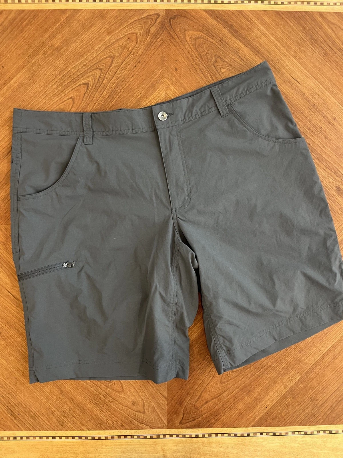 Marmot Shorts Mens 38 Gray Stretch Zip Cargo Pocket. EUC