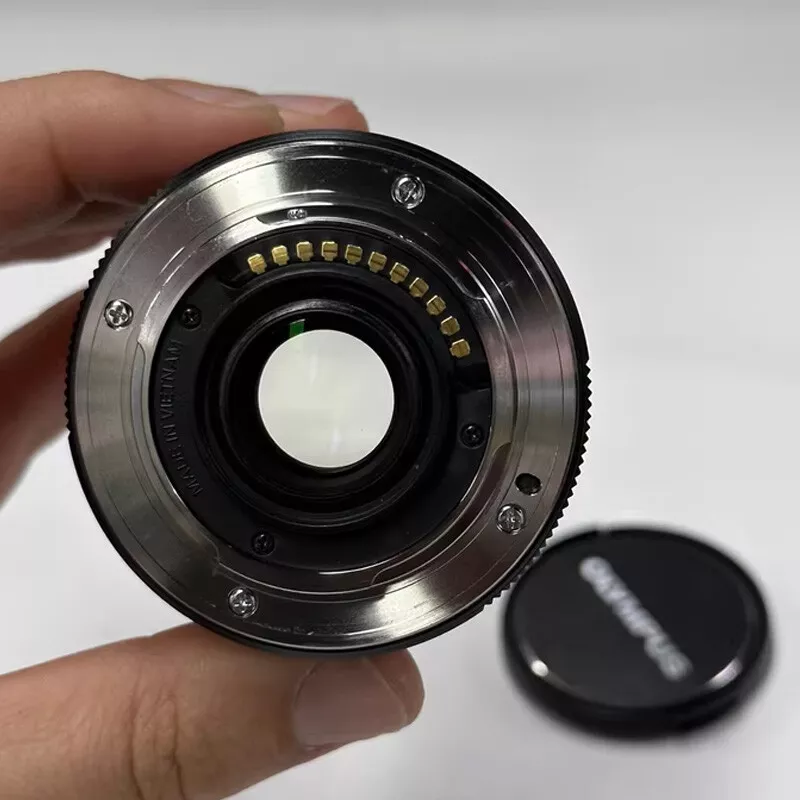 Lente gran angular Olympus M.Zuiko Digital 17 mm F/1,8 con cubiertas traseras delanteras Foto 4 de 4