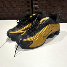 Nike Men s Shox R4 Metallic Gold/Black Low-Top Lace-Up Sneaker 104265-702