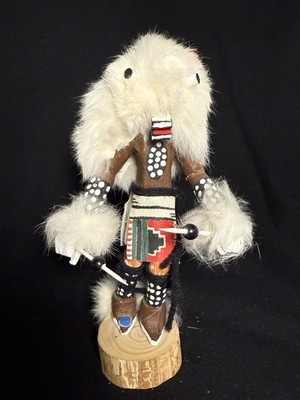 Weißer Bär Kachina signiert von JMJ. Indianer