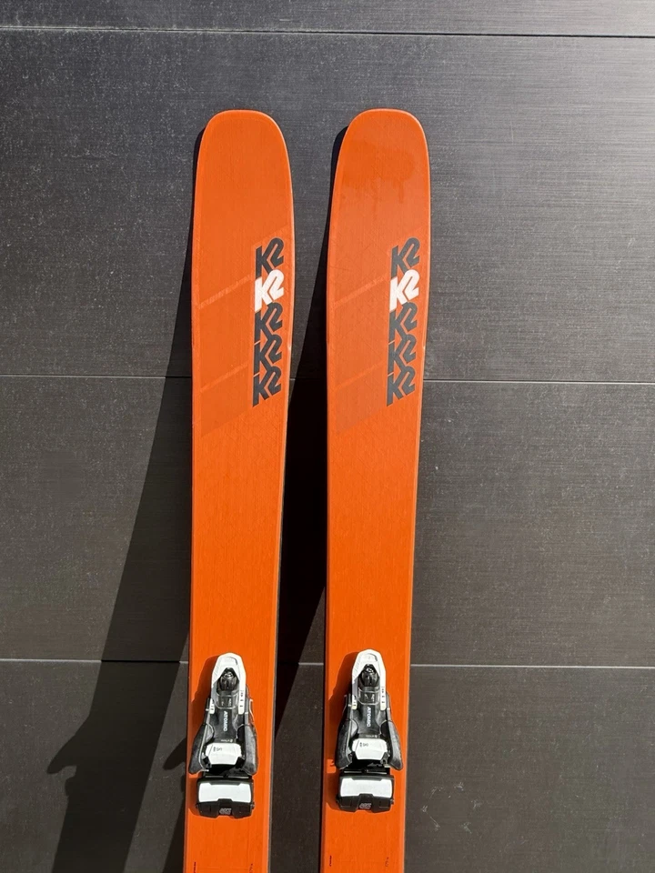 K2 Mindbender 116, fijaciones híbridas Atomic Shift y skins - completo AT & Alpine Foto 2 de 4