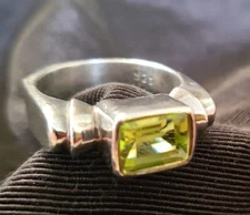 Silpada sterling silver ring with faceted peridot stone. R0713