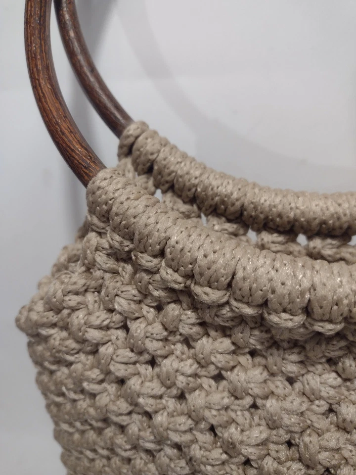 Bolso de hombro vintage de macramé hecho a mano de los años 70 con asas circulares de aspecto de madera grande Foto 4 de 4