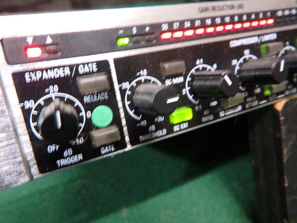Behringer Composer PRO-XL MDX2600 2 Channel Compressor Limiter Gate - Image 3 of 4