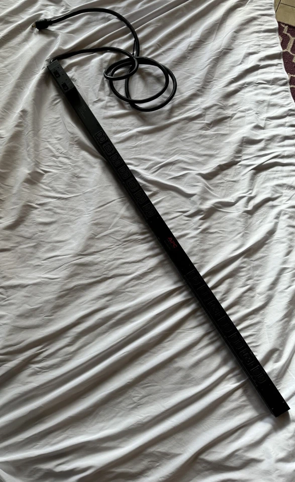 APC AP7541 Rack PDU, Basic, Zero U, 30A, 200/208V, (20)C13 & (4)C19 - Image 4 of 4