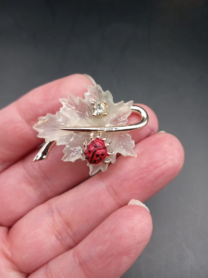 Hoja acrílica transparente con broche Ladybug y circonita cúbica Foto 2 de 4