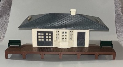 Plasticville Vintage O Scale Suburban Train Station, White And Green