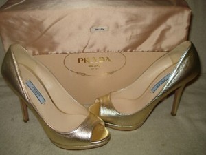 100% AUTHENTIC NEW WOMEN PRADA GOLD VIT SHINE PEEP HEELS/PUMPS US 6.5