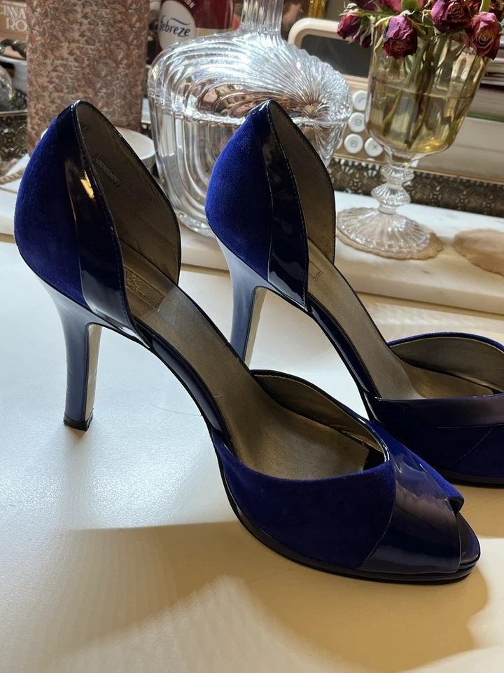 Tacones Anne Klein Azul Brillante Gamuza y Charol Punta Abierta Talla 9M Foto 2 de 4