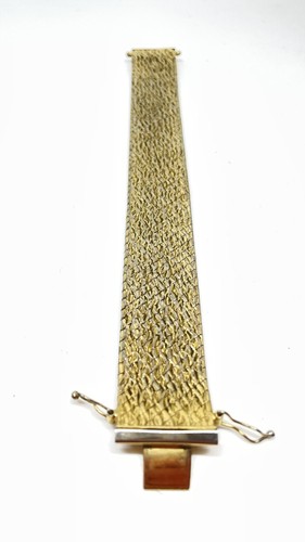 Vintage 3/4” Wide Textured Gold Tn Flat Ribbon Bracelet W/ Two Safety Pins Monet - Picture 3 of 8