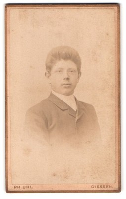 Fotografie Philipp Uhl, Giessen, Frankfurterstr. 5, Junger Mann mit Mähne und l 