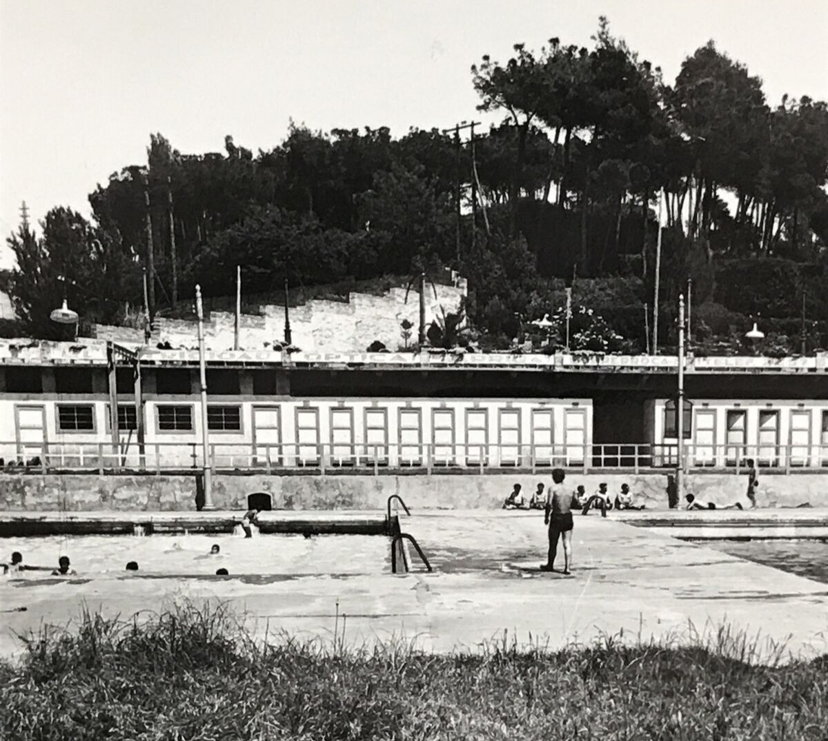 Foto postal real de colección RPPC 1952 Manresa España piscina municipal
