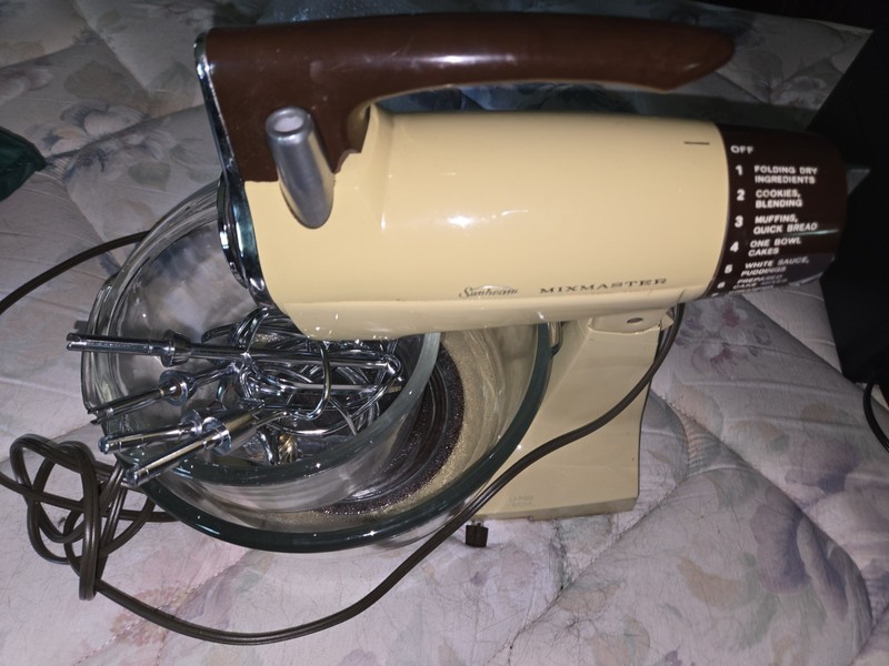 Vintage Yellow Sunbeam Mixmaster 12 Speed Stand Mixer With Bowl & Beaters-Works!