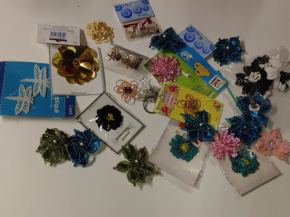 Lote de apliques flores con cuentas florales y más botones artesanales Foto 3 de 4