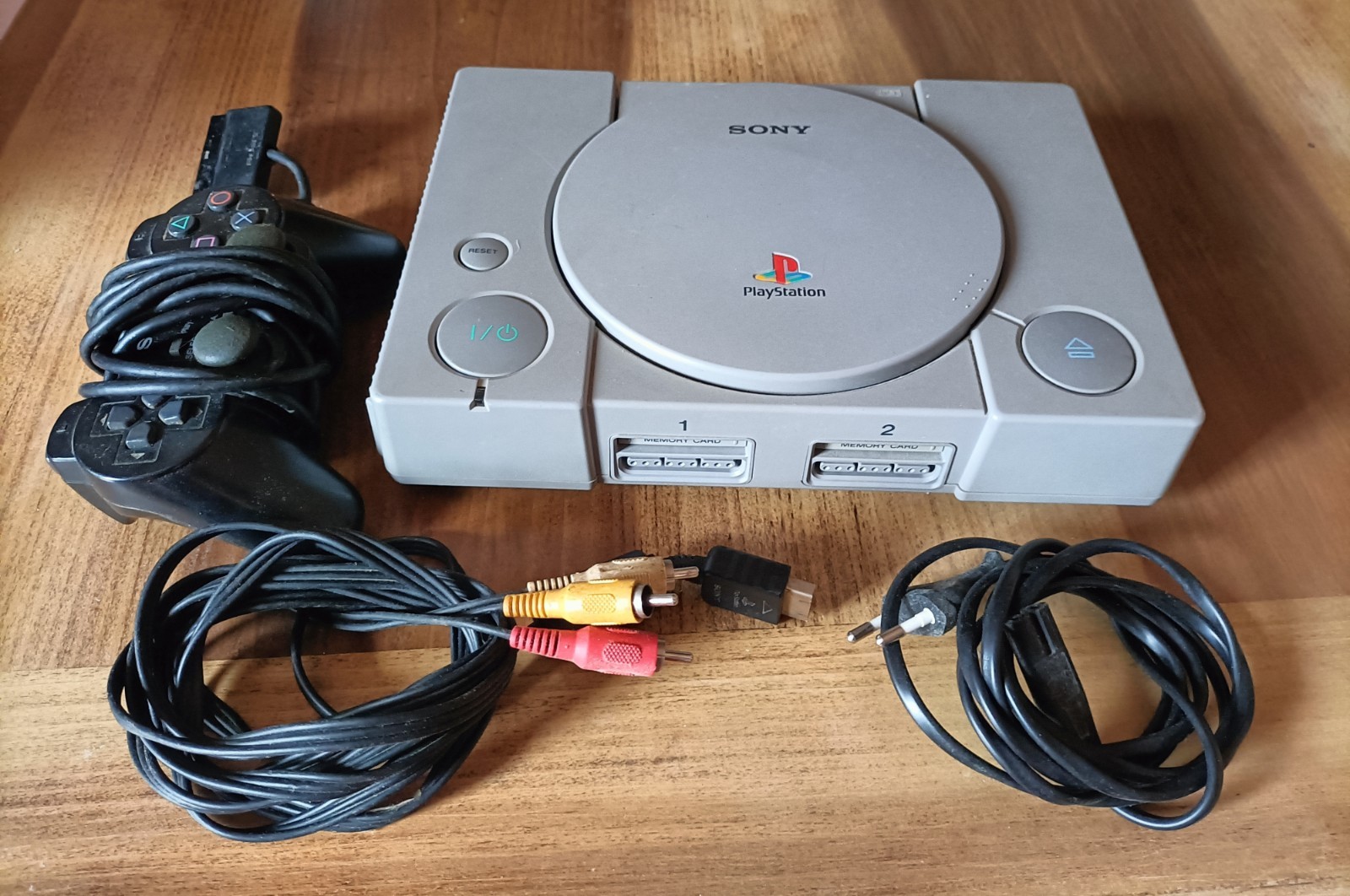 playstation 1 con box e tre giochi