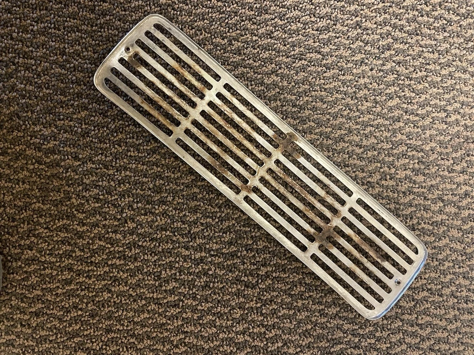 PARRILLA DE ADMISIÓN DE AIRE CALENTADOR CAPÓ CROMADO FIAT 1959-67 1200 y 1500 cabriolet vintage Foto 2 de 2