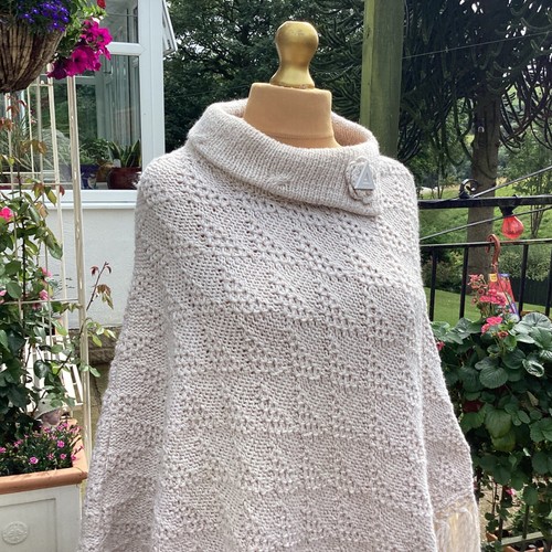 knitted poncho women Absolutely Gorgeous On Beautiful Condition xL - Picture 24 of 24