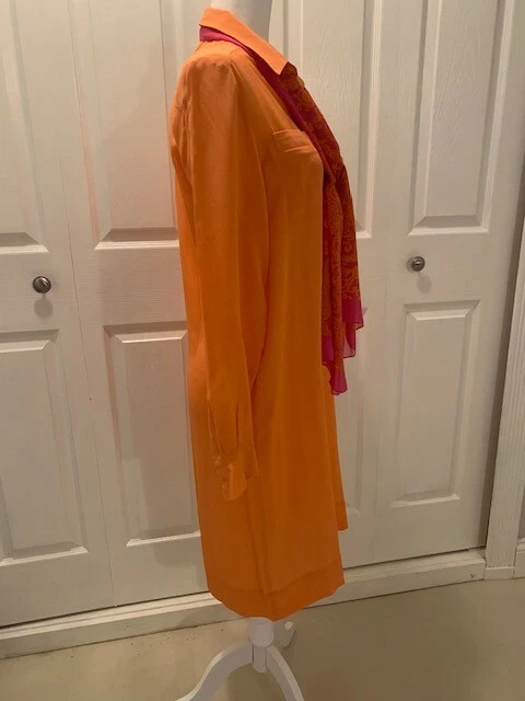 Vestido laranja, manga longa sedoso tamanho 6 com lenço laranja/rosa combinando.  - Imagem 4 de 4