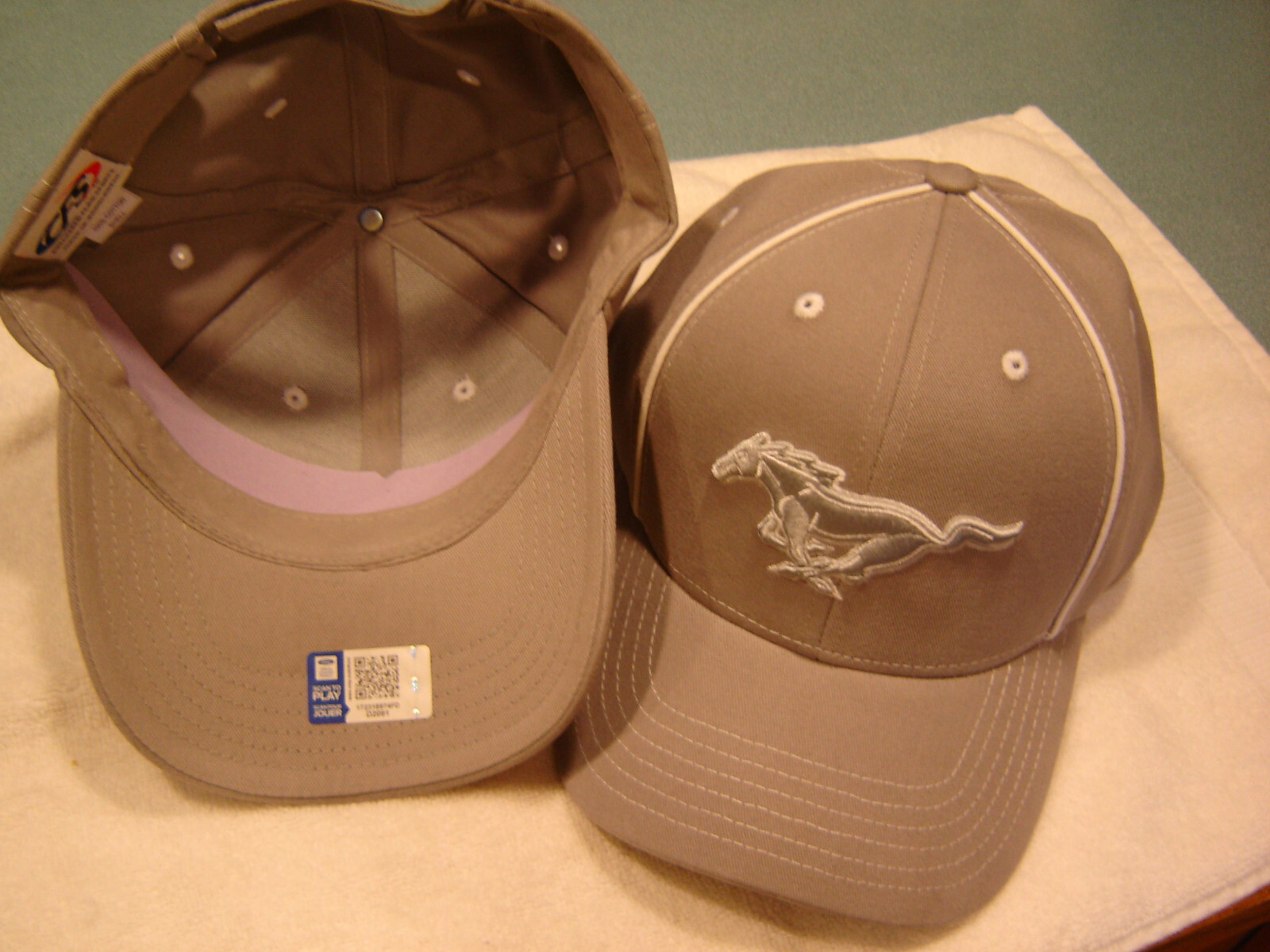 CAPPELLO FORD MUSTANG PONY GRIGIO RICAMATO CON LICENZA UFFICIALE CFS IN MAGAZZINO