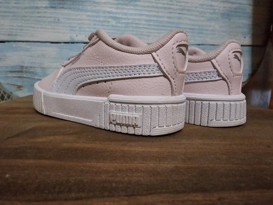 Zapatos Puma rosa para niños pequeños talla 4 Foto 2 de 4
