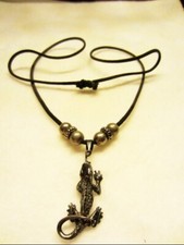 Kette mit Eidechse, Stoffkordel, Modeschmuck 