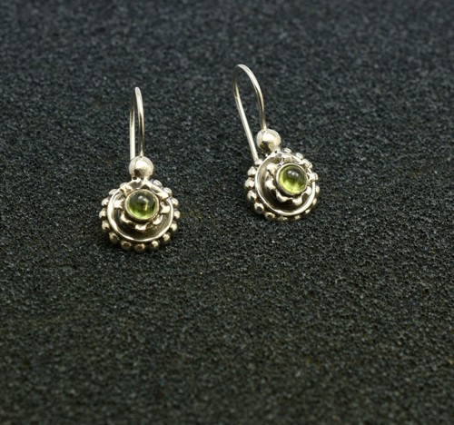 kleine baumelnde Silber Ohrringe Blume mit Peridot Edelstein Vintage inspiriert - Bild 3 von 17