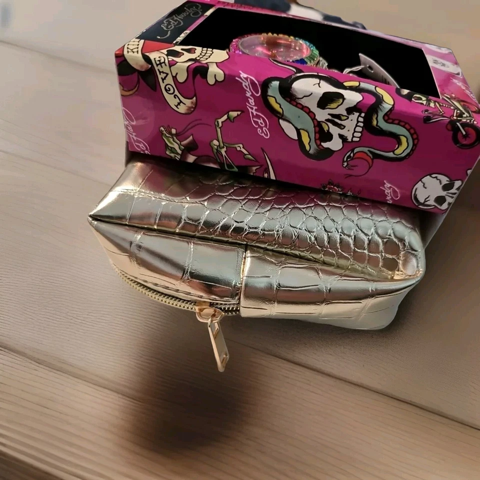 Nuevo JUEGO DE REGALO DE 2 PIEZAS ED HARDY RELOJ BLING Y BOLSA DE COSMÉTICOS ORO Y2K Foto 4 de 4