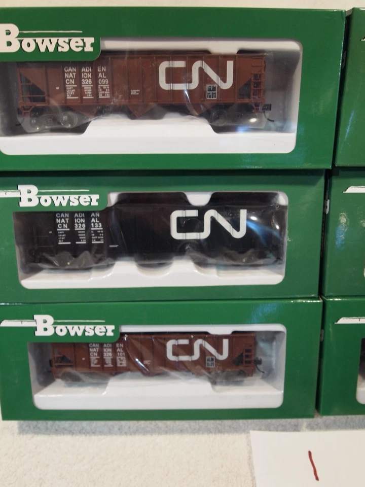 BOWSER  CANADIAN NATIONAL  3-70t & , 2-100t OPEN HOPPER, 1-40ft. BOX CARS  CN1 - Image 2 of 4