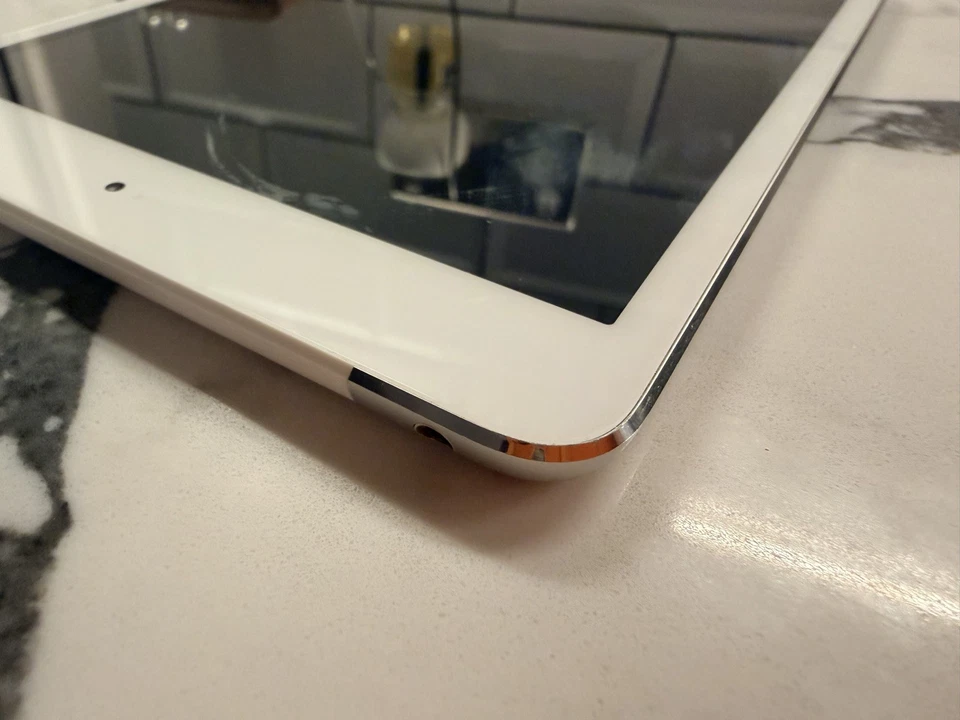 Apple iPad Mini 1st Gen. 32GB, Wi-Fi + Cellular.  7.9in - WHITE - Image 2 of 4