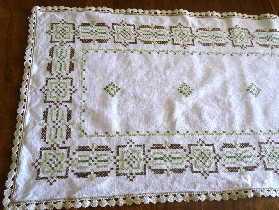 CHEMIN DE TABLE-en lin brodé à la main,entourage en dentelles - 105 cm x 40 cm - Photo 2/4