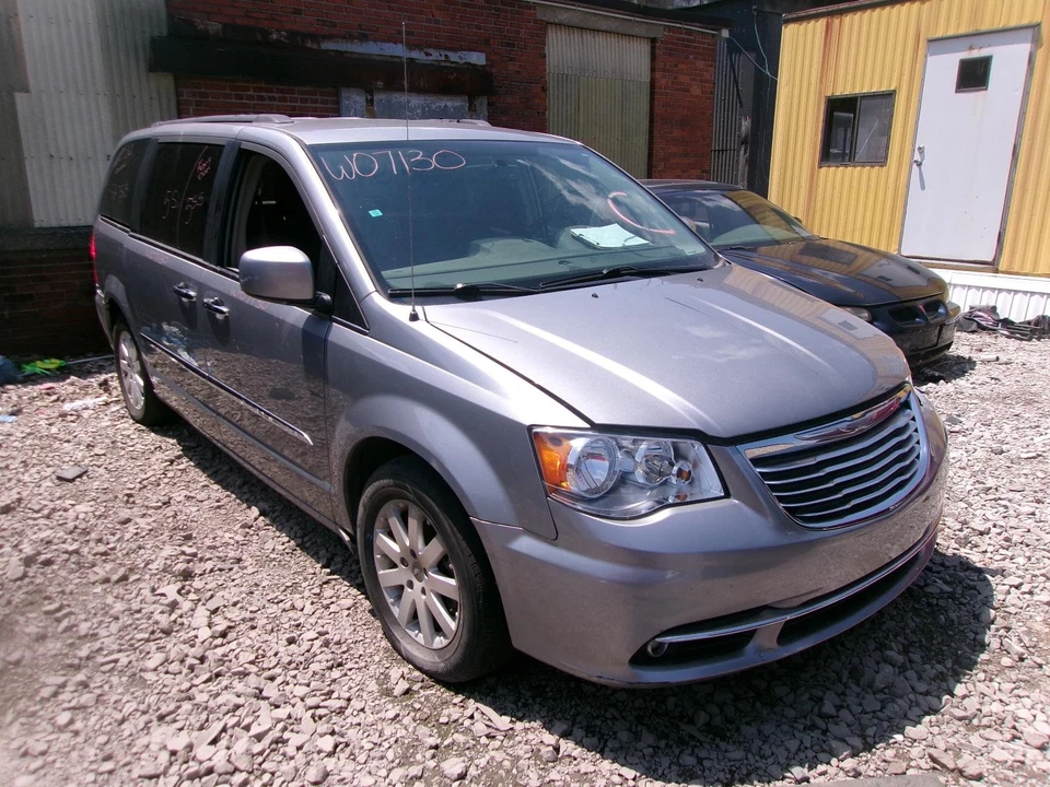 Brazo de control inferior inferior delantero izquierdo usado se adapta a: Chrysler Town & Country 2015 Foto 2 de 4