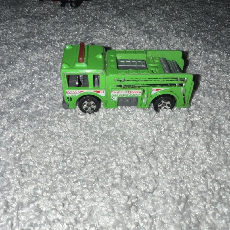 Hot Wheels Green Fire Engine Fire Rescue Diecast 1:64 2009 Unboxed