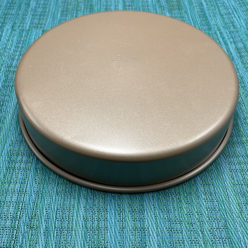 Martha Stewart Collection 9” Sartén redonda para pasteles antiadherente borde de rollo de acero resistente - Imagen 3 de 11