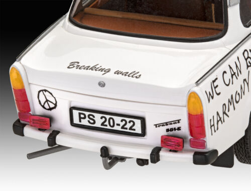 Trabant 601 Builder's Choice 1:24 Plastic Model Kit REVELL - Foto 4 di 5