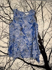 Fever Blouse White/Blue Size Medium Flowing Sleeveless Tunic Shark Bite Hem